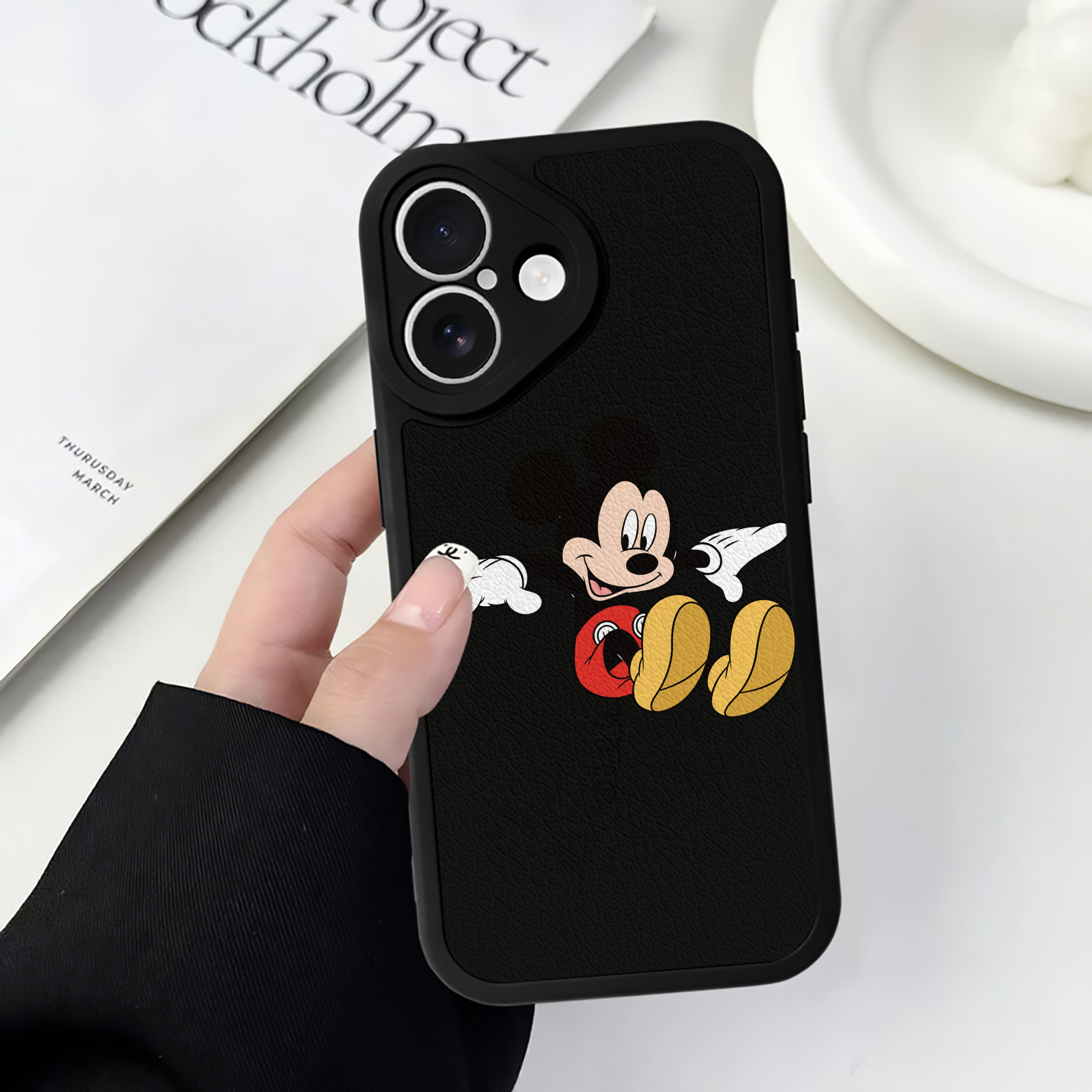 （画像用） ミッキーマウス Mickey Mouse 【iPhone 16シリーズ対応】シリコンスマホケース（レザー調） 材質：シリコン